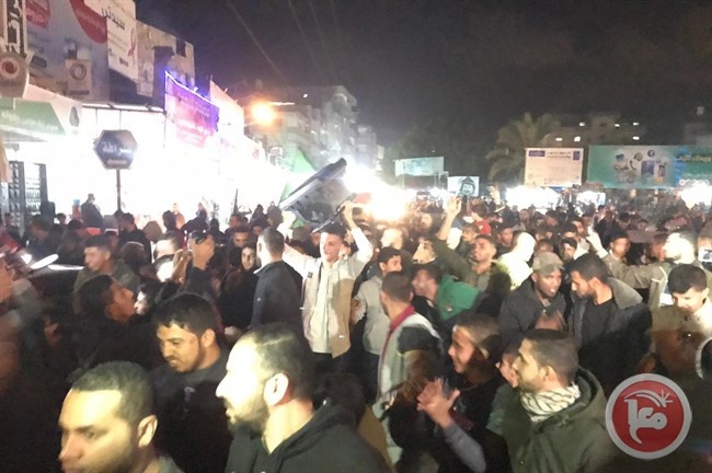 غزة تحتفل بالنصر...حماس تؤكد استمرار تظاهرات الجدار