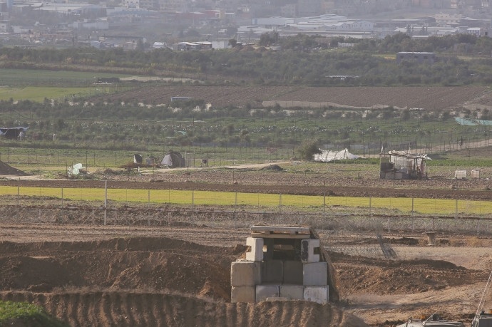 The occupation army arrests a Palestinian who tried to cross the separation fence with Gaza