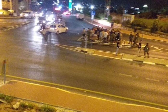 مستوطنون يهاجمون مركبات المواطنين على طريق نابلس