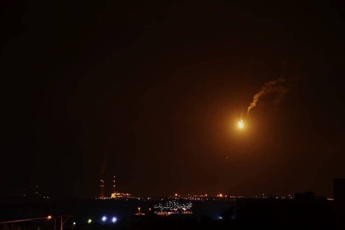 الاحتلال يقصف بنيرانه 5 مقاومين على حدود غزة