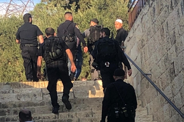 The occupation arrests a citizen from inside Al-Aqsa Mosque