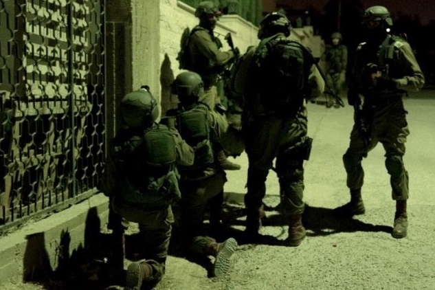 الاحتلال يعتقل ١٢ مواطنا من الضفة والقدس